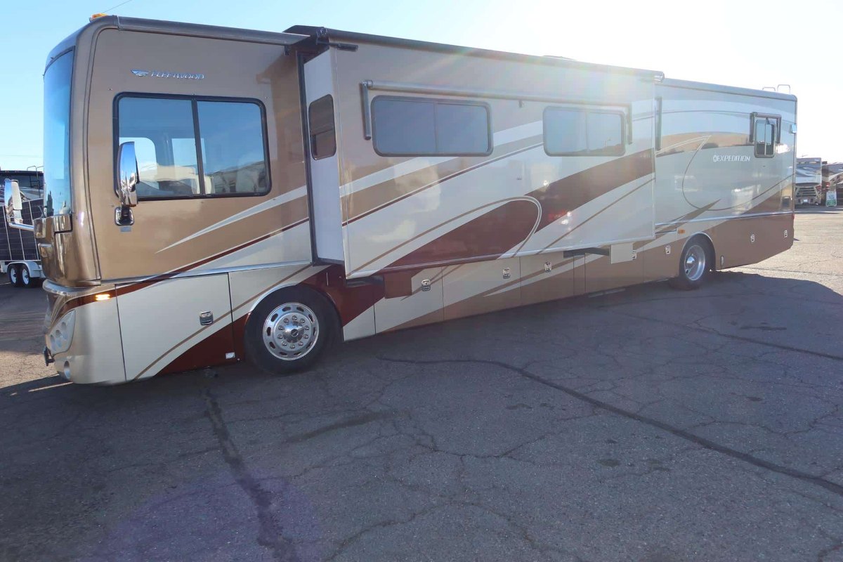 2014 Fleetwood EXPEDITION 40X — photo 1