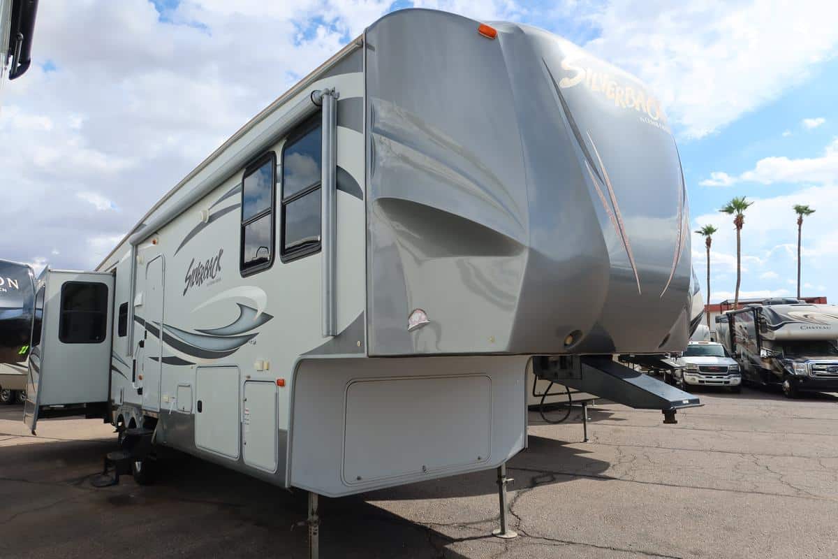 2012 CEDAR CREEK SILVERBACK 33REA – 4593C