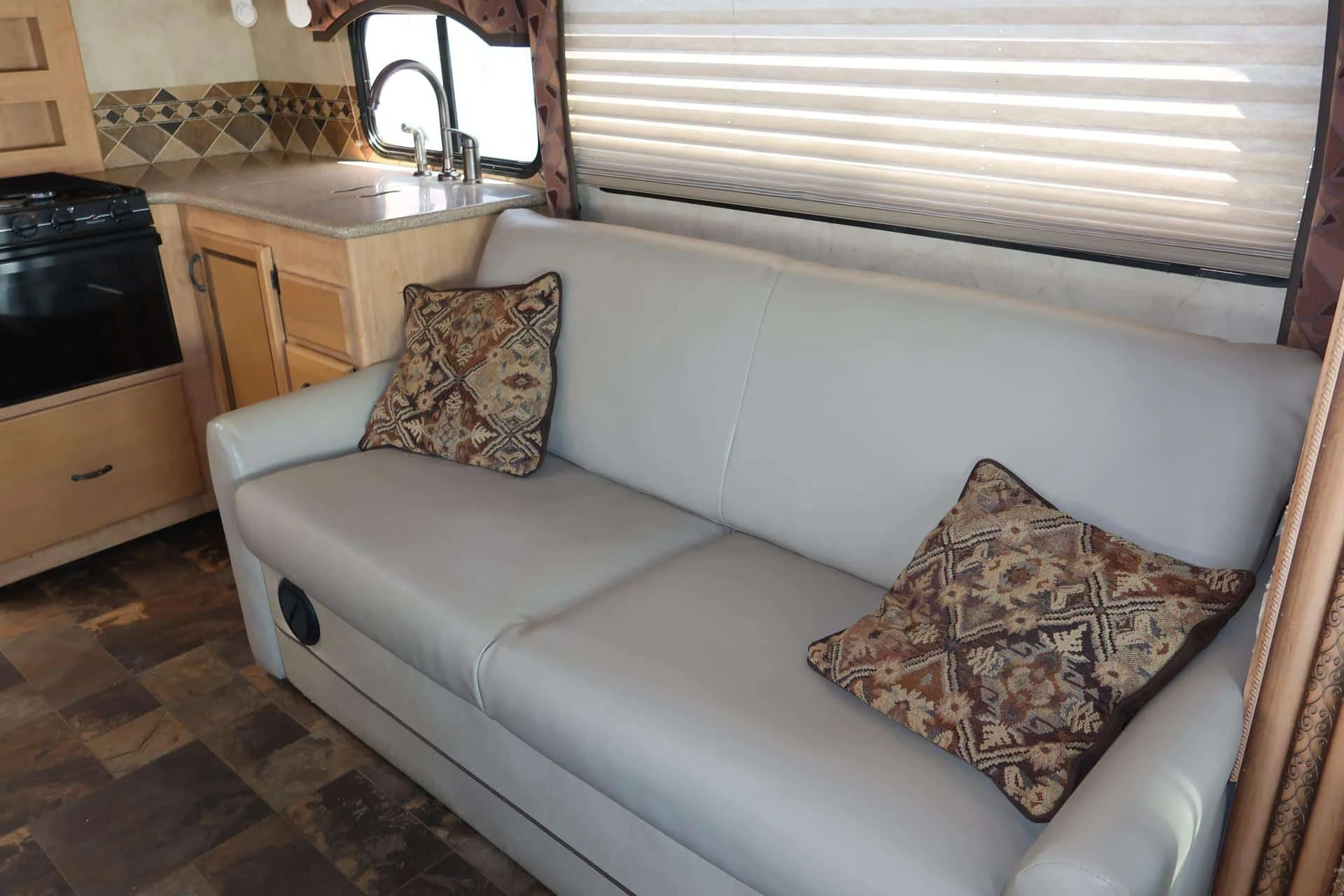 4341_13_Citation_17.jpg 2013 Thor Motor Coach CITATION 29TB – 4692C RV photo 9