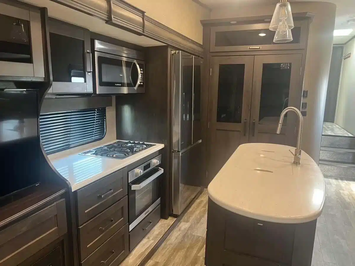 4700 21 REFLECTION 367BHS (12) Reflection 367BHS island kitchen - stock 4700C