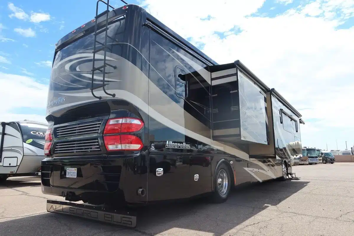 650.webp 2015 Tiffin Motorhomes ALLEGRO BUS 40SP RV photo 2