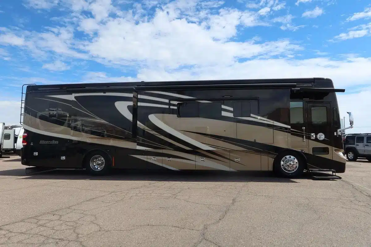 651.webp 2015 Tiffin Motorhomes ALLEGRO BUS 40SP RV photo 1