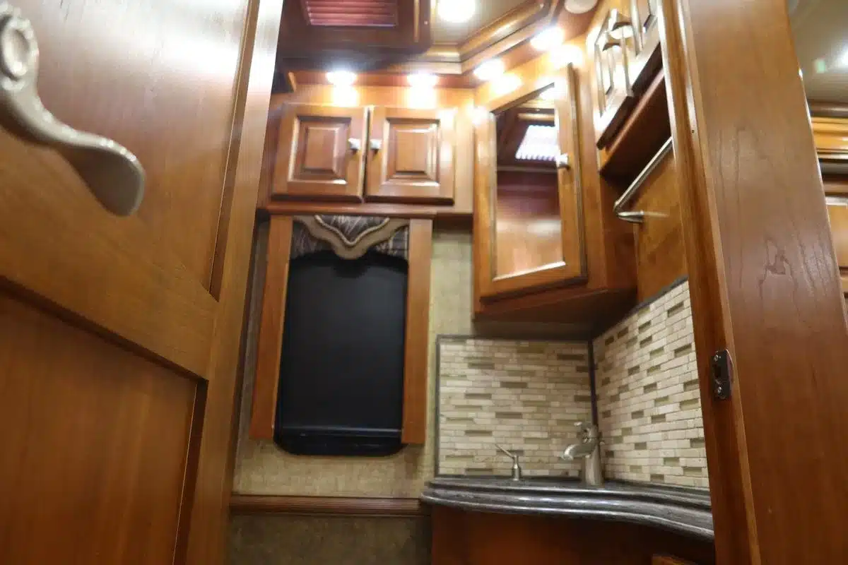 661.webp 2015 Tiffin Motorhomes ALLEGRO BUS 40SP RV photo 12